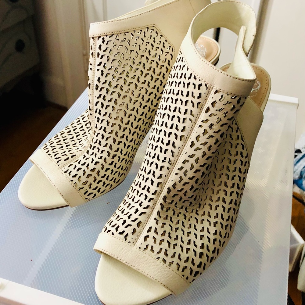 Size 8.5 Vince Camuto Bone color wedges